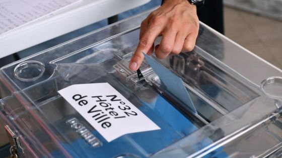 Les Français votent massivement pour des législatives historiques