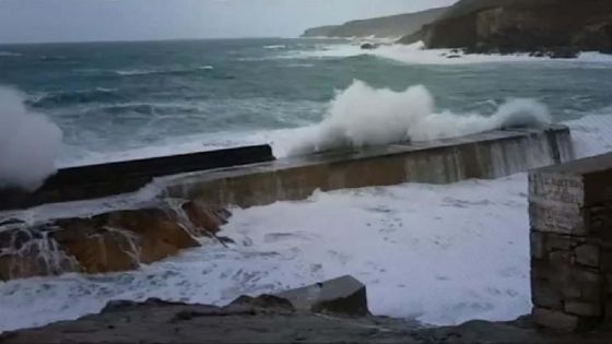 France: une famille meurt, emportée par une vague alors qu'elle pêchait sur une digue