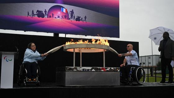 Sous une pluie battante, la flamme des Jeux paralympiques allumée en Angleterre