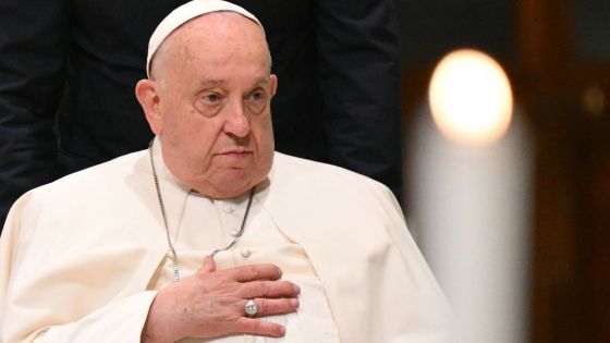 L'état de santé du pape François reste critique