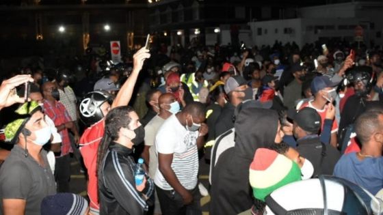 Arrestation de Dominique Deeseeal : la foule ne désemplit pas à Port-Louis