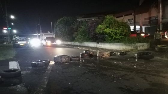 Un groupe de jeunes a bloqué la route séparant Roches Brunes de Camp-Levieux