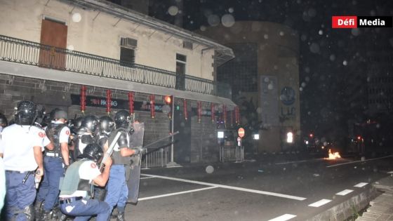 Les affrontements ont bougé vers la rue John Kennedy à Port Louis.