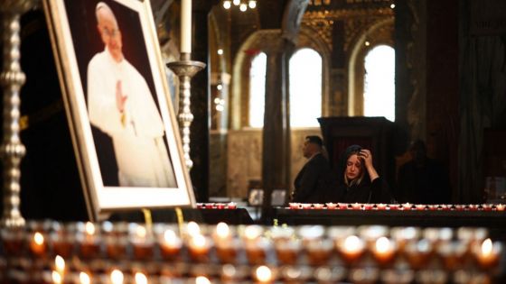 Pour le Dalaï-Lama, le pape François se dévouait au service des autres