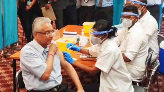 Sir Harilall Vaghjee Hall : le PM, le Speaker et les ministres se font vacciner contre la Covid-19