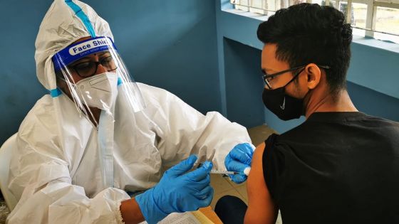 Vaccin Pfizer : environ 4 000 collégiens entre 15 et 17 ans inoculés en cette première journée 