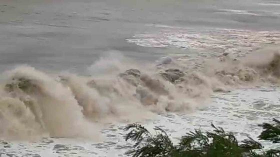 Tempête Fakir : quand la mer se déchaîne à Baie-du-Tombeau