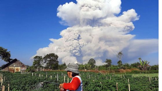  Indonésie : le volcan Sinabung crache une spectaculaire colonne de cendres