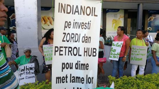 Petroleum Hub : les Verts Fraternels manifestent devant le ministère du Commerce