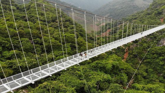 Vertigineux, un nouveau pont en verre entre deux montagnes au Vietnam