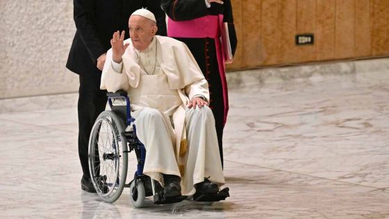 Le pape François, souffrant du genou, contraint au fauteuil roulant