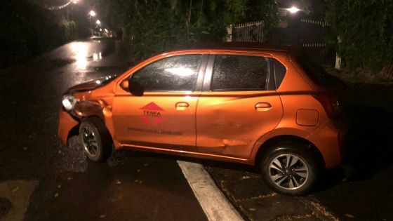 Curepipe : une voiture accidentée aperçue presqu'au milieu de la route