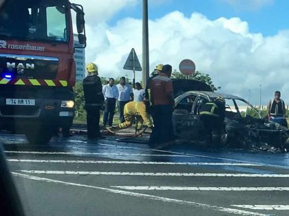 Ébène : une voiture ravagée par le feu 