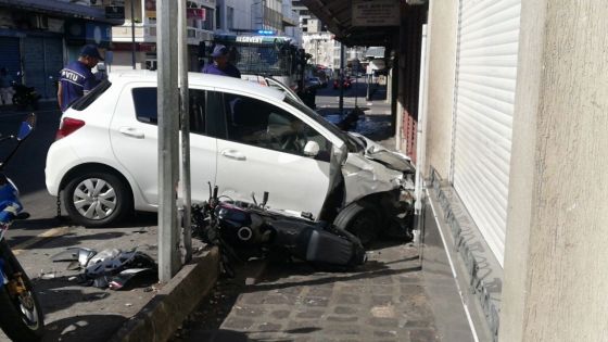 Port-Louis : une voiture percute un motocycliste et finit sa course contre un commerce