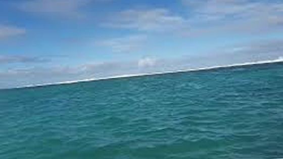 Bateau stationnaire au large de Pointe-d’Esny : Le Victoria en panne  