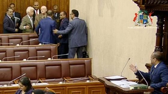 Walk-out du MMM pour le baptême du feu du nouveau Deputy Speaker Bobby Hurreeram 