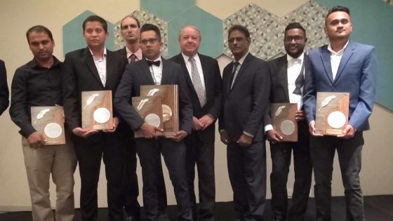 Prix Nicolas Lambert : Abhi Ramsahaye et Yaasin Pohrun du Défi Media Group primés