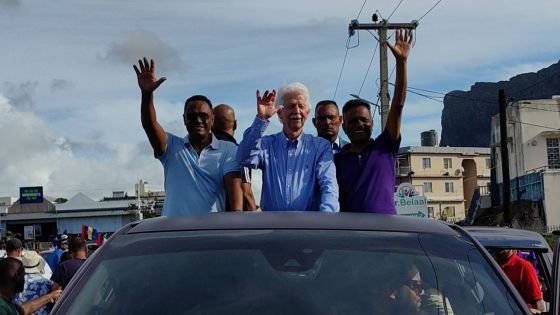 L'Alliance du Changement en campagne au no 19 : Paul Bérenger défile dans son fief aux côtés de ses colistiers