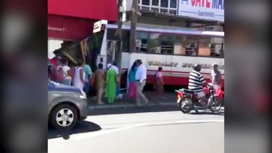 Triolet : un autobus fait une sortie de route et termine sa course dans un magasin