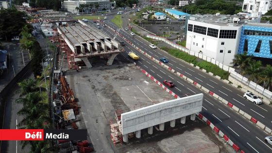 Travaux du Metro Express : fermeture d'une voie de l'avenue Swami Sivananda à proximité du centre commercial Phoenix