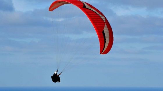 Breach Of Civil Aviation Act : la police interpelle un homme qui pratique le parapente