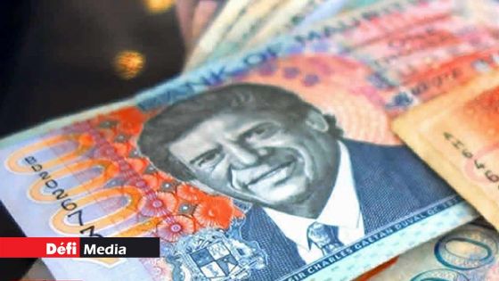 Acte d'honnêteté : un retraité découvre Rs 5000 dans un guichet ATM et les remet à la police