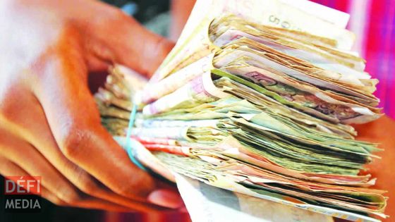 Un travailleur indien de Larsen and Toubro découvre Rs 10 000 et les remet à la police