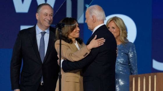 Biden passe le flambeau à Harris sous les vivats et dans les larmes