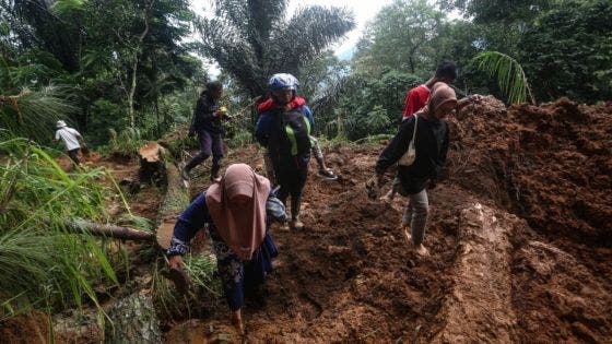 Glissement de terrain en Indonésie: au moins 19 morts, des centaines de sauveteurs mobilisés