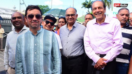 Pension de vieillesse à 65 ans : Ganoo et Obeegadoo présents à la marche de protestation à Port-Louis