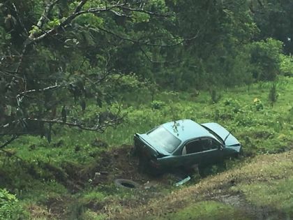 Une voiture finit dans un buisson à Wooton