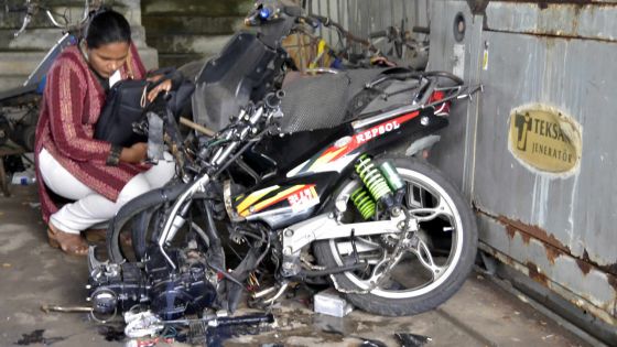 Un motocycliste meurt sous les roues d’un van