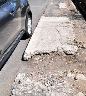 Les Salines - Problème de parking: des véhicules sur le trottoir