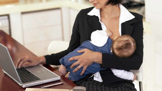 L’allaitement du bébé autorisé sur le lieu de travail