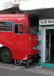 Rose-Hill: un bus s’encastre contre un salon de beauté