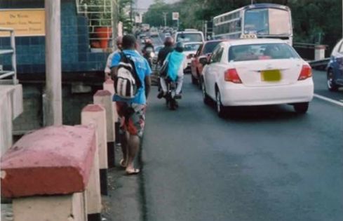 Morcellement Raffray, Sainte-Croix: faute de trottoir, les piétons marchent sur la chaussée