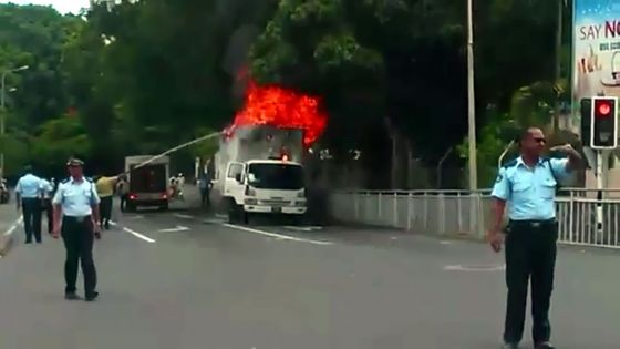 Rose-Hill: un camion transportant des meubles en flammes