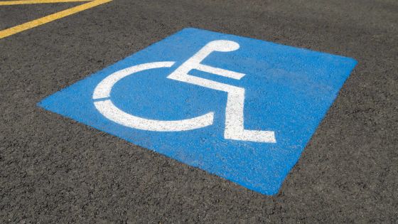 Coupon de parking pour handicapé: pris en contravention, il refuse de payer l’amende