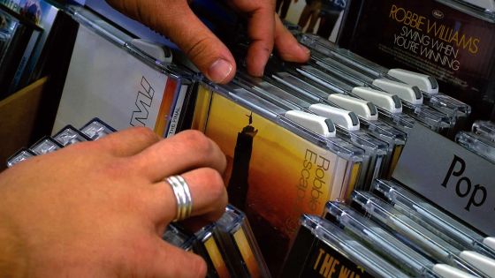 Industrie musicale : mise en garde de la police contre le commerce d’albums piratés