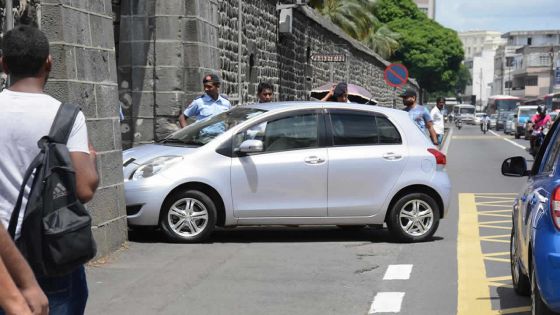 Examen de conduite: une voiture percute l’entrée des casernes centrales