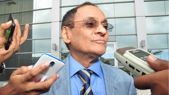 Devant le bâtiment de l’Icac: Vishnu Lutchmeenaraidoo parle d’un « complot » de Roshi Bhadain