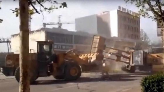 Chine: des bulldozers se bagarrent en pleine rue
