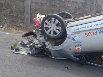Roches-Noires : une voiture se renverse, le chauffeur abandonne son véhicule