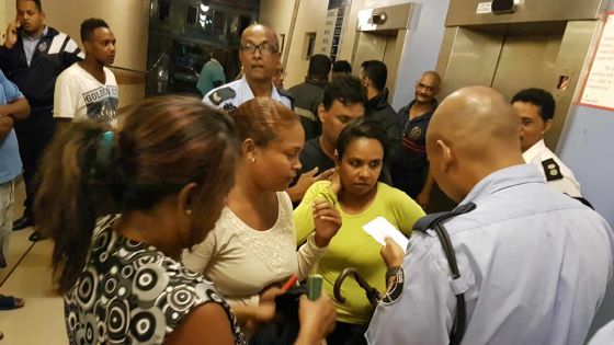 À l’hôpital Jeetoo: quatre personnes bloquées dans un ascenseur