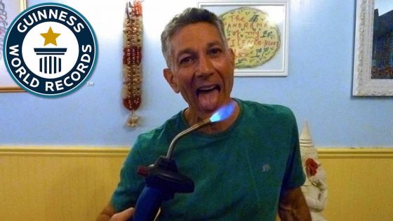Un Américain éteint 47 chalumeaux avec sa langue