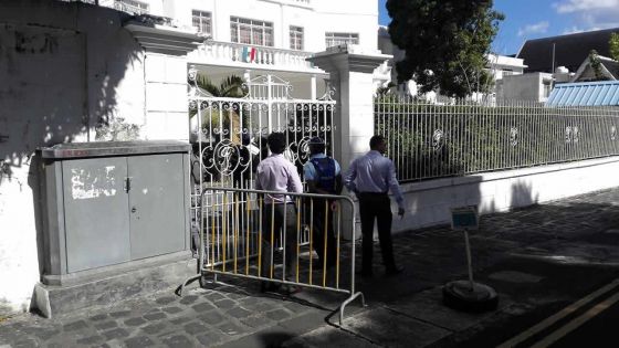 [Vidéo] Port-Louis : coups de feu en direction de l’hôtel St-Georges et de l’ambassade de France