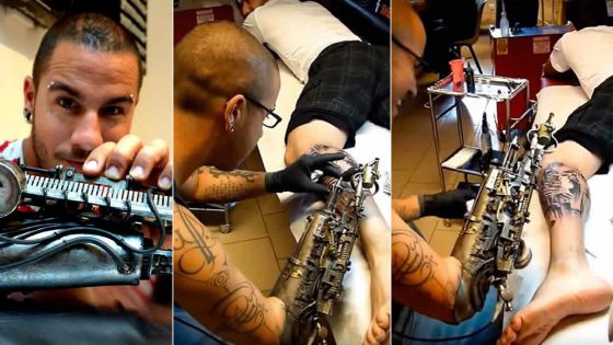 Un tatoueur au bras biomécanique