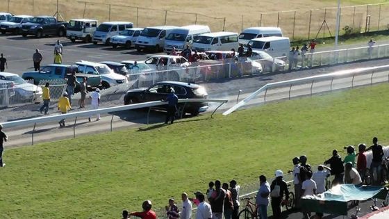 Champ-de-Mars : une voiture endommage la barrière de piste