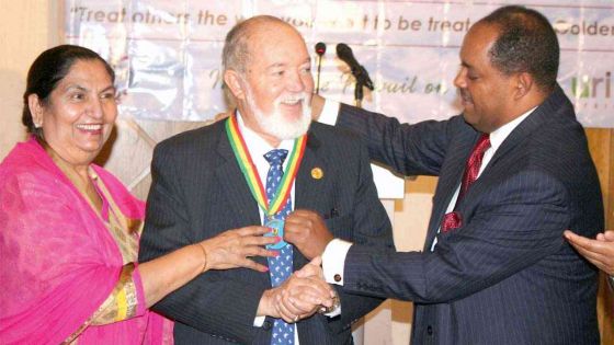 Décès de James Mancham, premier président des Seychelles 