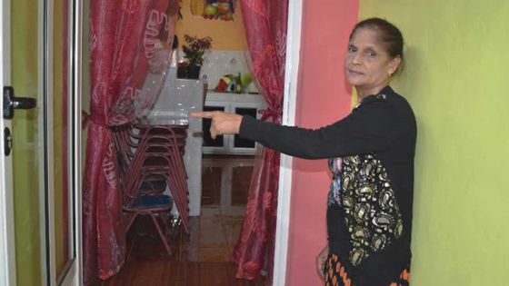 Le voleur trahi par son reflet: une veuve de 56 ans chasse un intrus de sa maison